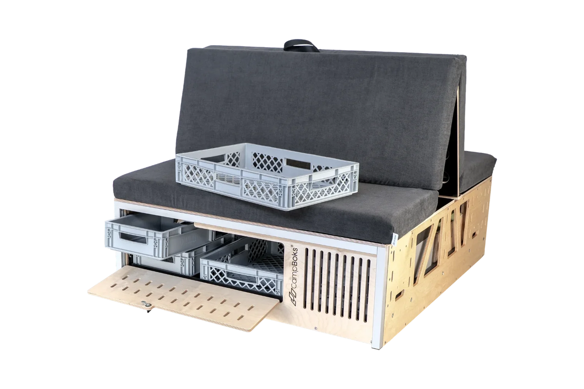 Geöffneter Innenstauraum der CampBoks® Pro 2.0 mit Euroboxen unter der Sitzbank.