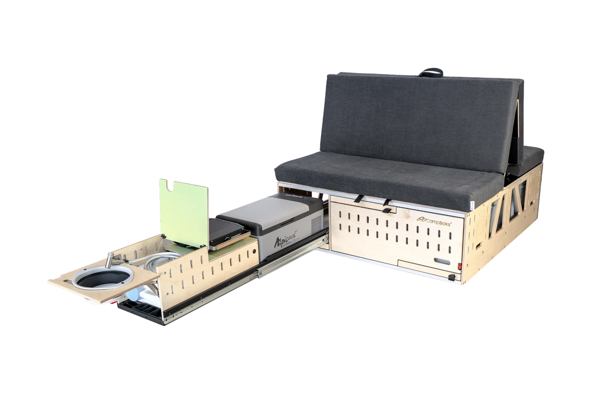 CampBoks® Pro 2.0 mit ausgezogenem Küchenmodul, aufgeklapptem Waschbecken und Kühlbox.