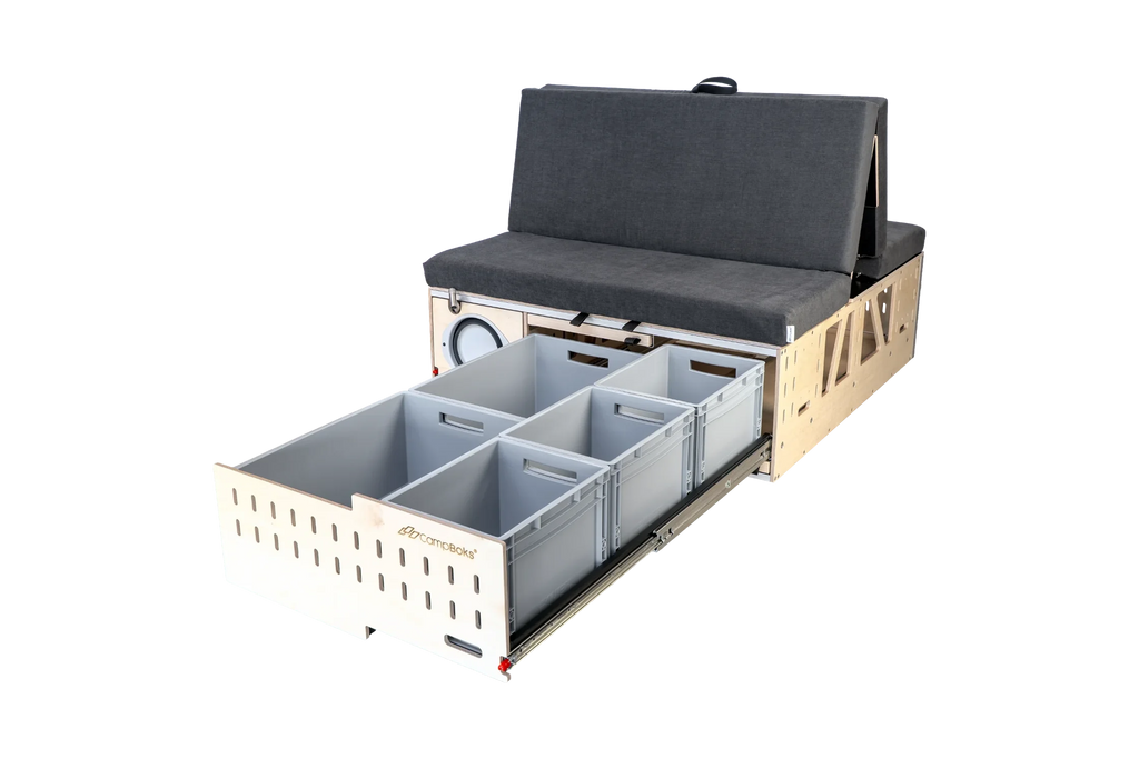 CampBoks® Pro 2.0 mit vollständig ausgezogenem Stauraumauszug und offenen Euroboxen.