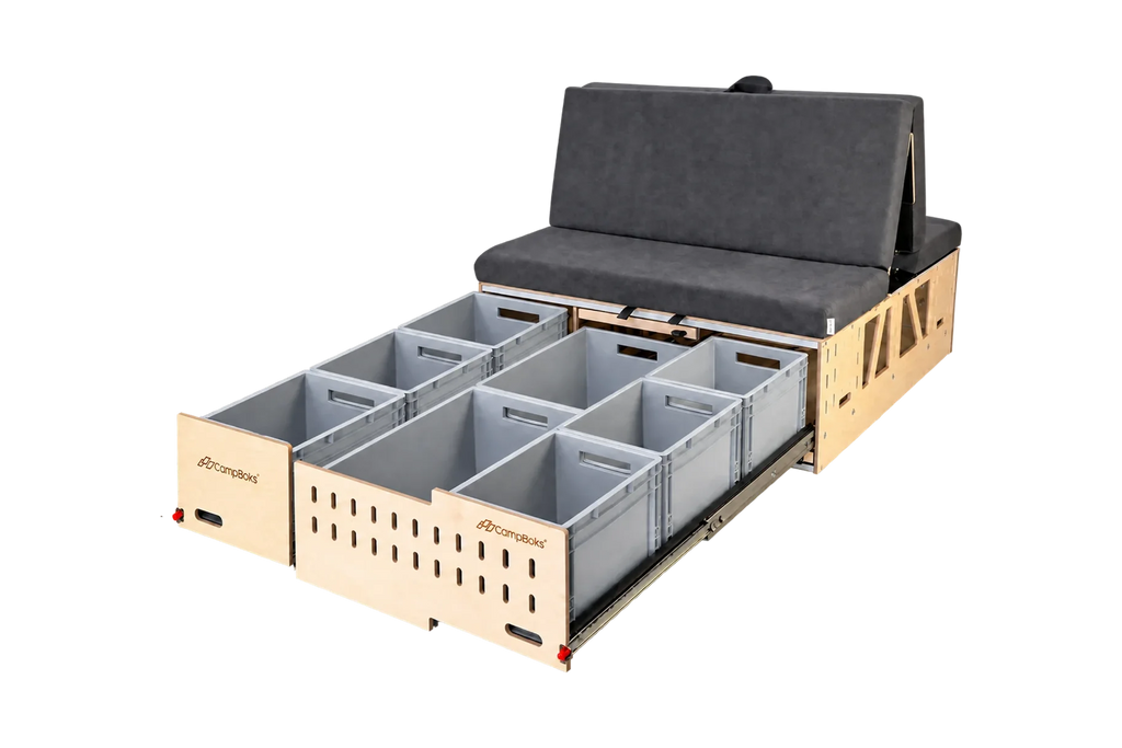 Campingbox CampBoks® Lite 2.0 mit beiden Stauraumauszügen geöffnet: drei Euroboxen links und fünf rechts.