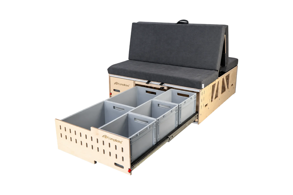 Campingbox CampBoks® Lite 2.0 mit ausgezogenem rechten Stauraumauszug und fünf offenen Euroboxen.