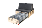 Campingbox CampBoks® Lite 2.0 mit ausgezogenem rechten Stauraumauszug und fünf offenen Euroboxen.