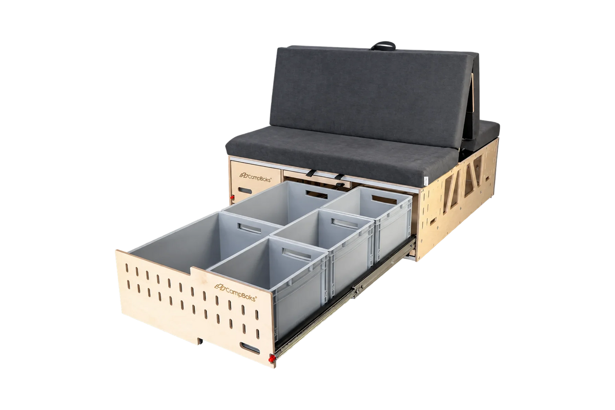 Campingbox CampBoks® Lite 2.0 mit ausgezogenem rechten Stauraumauszug und fünf offenen Euroboxen.