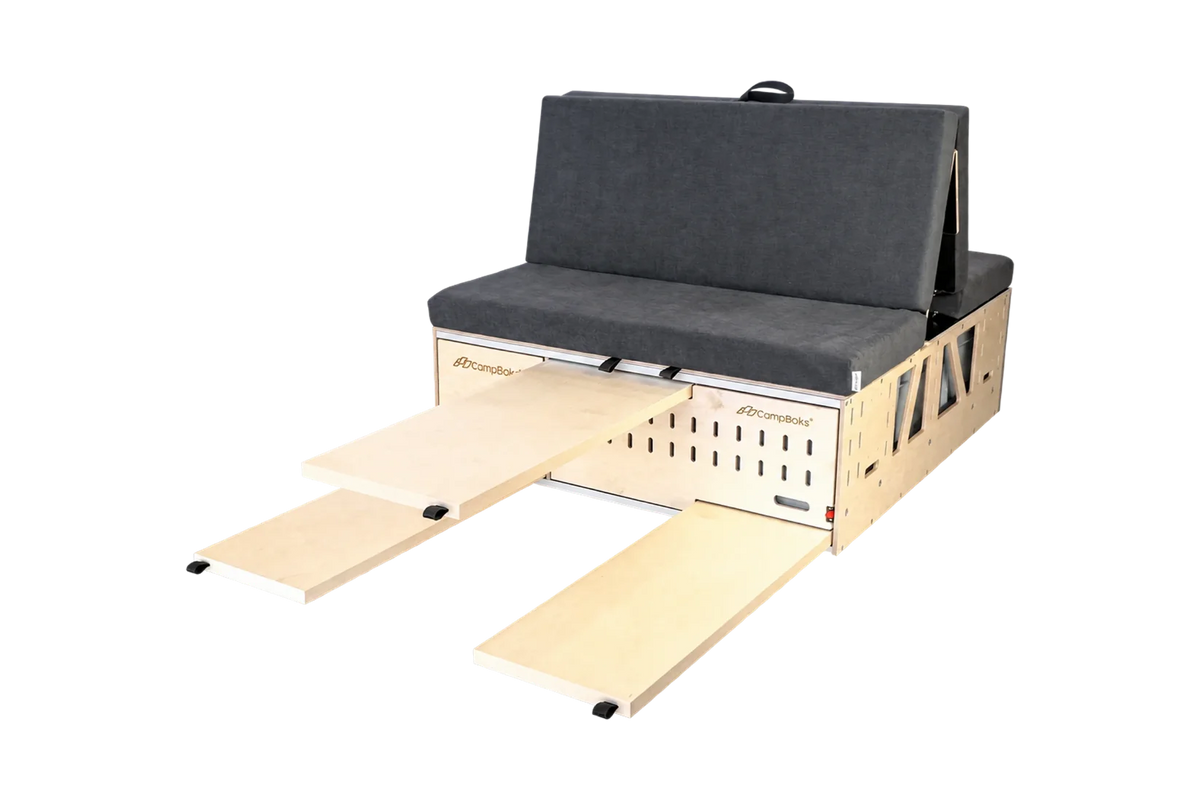 Campingbox CampBoks® Lite 2.0 mit ausgezogenem Tisch und zwei Sitzbänken.