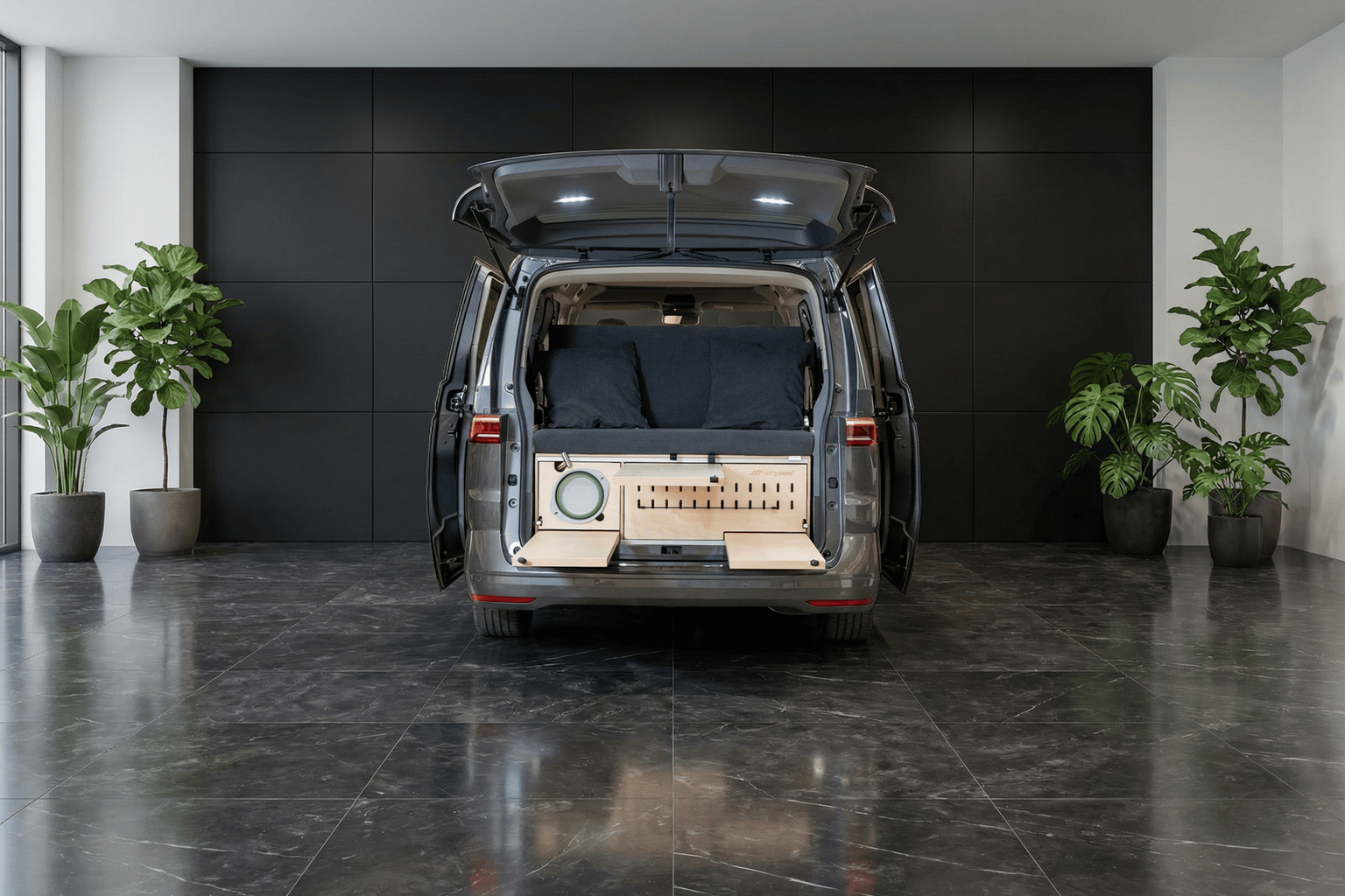 CampBoks Campingbox im grauen VW Bus, gezeigt im Wechsel zwischen eingebautem Heckmodul mit Bett und Küche und ausgebauter Box vor dem Fahrzeug.
